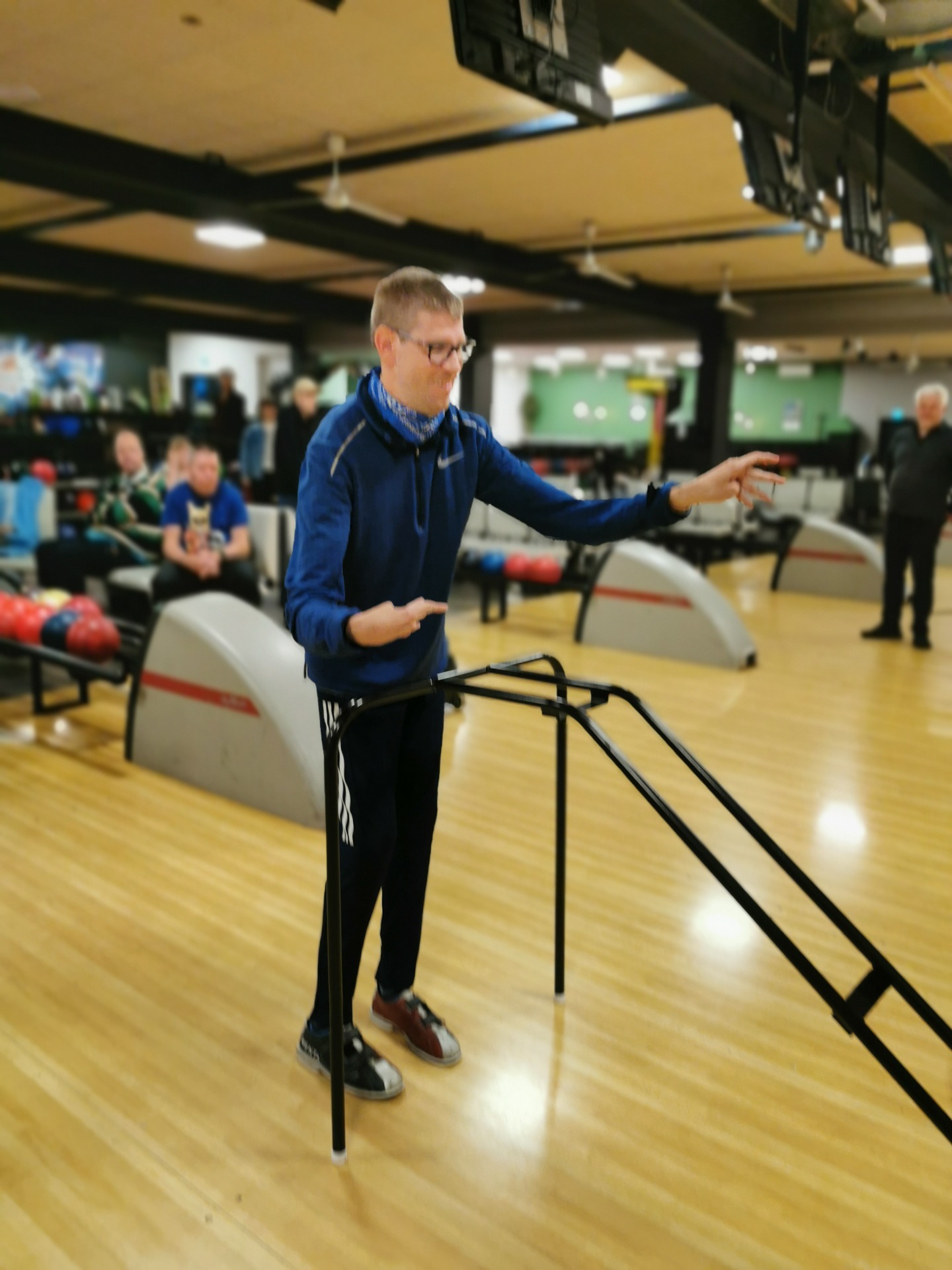Medlem nr. 1 kastede den første bowlingkugle og åbnede officielt PSH den 1. oktober 2024. © Parasport Holbæk 2024