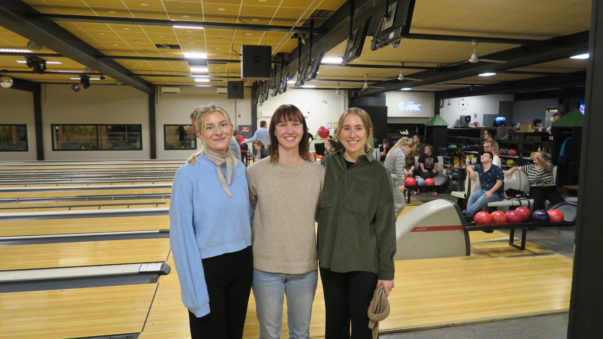 Josefine, Nana og Emilie, frivillige for vores parabowling.      © Parasport Holbæk 2024